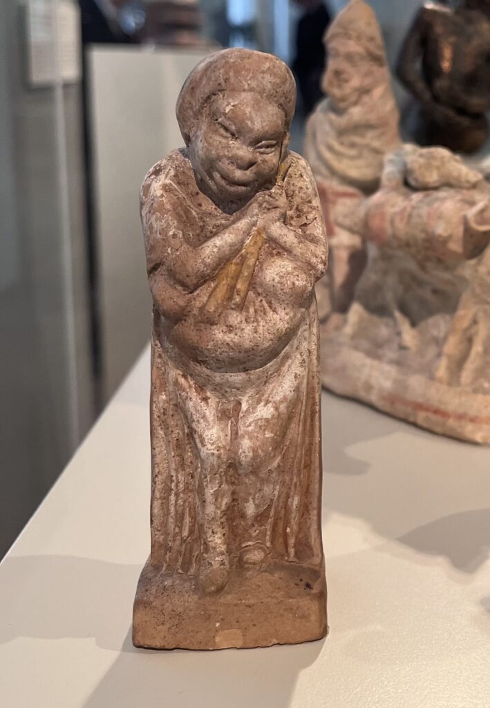 紀元前の女性の像