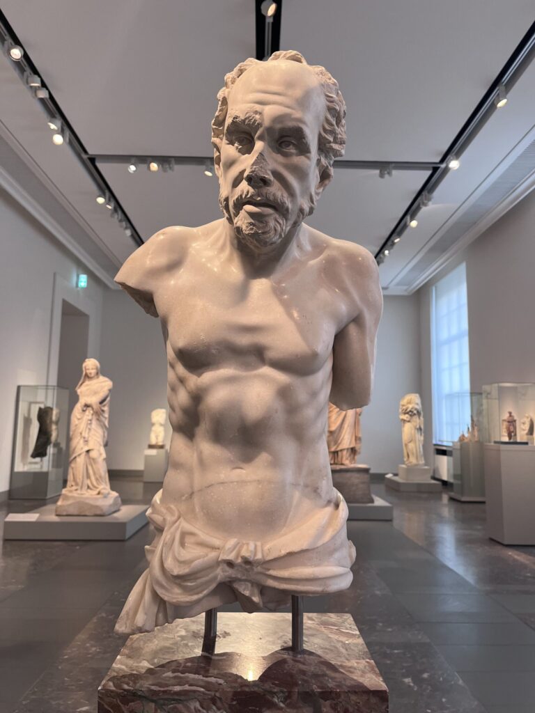 年老いた漁師の石像