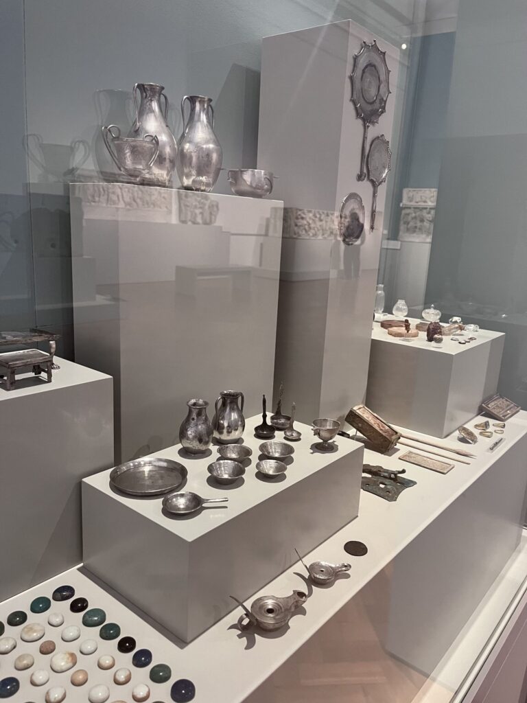 紀元後1世紀の墓から発掘された埋葬品