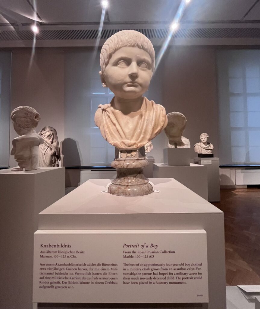 紀元後2世紀の子どもの石像