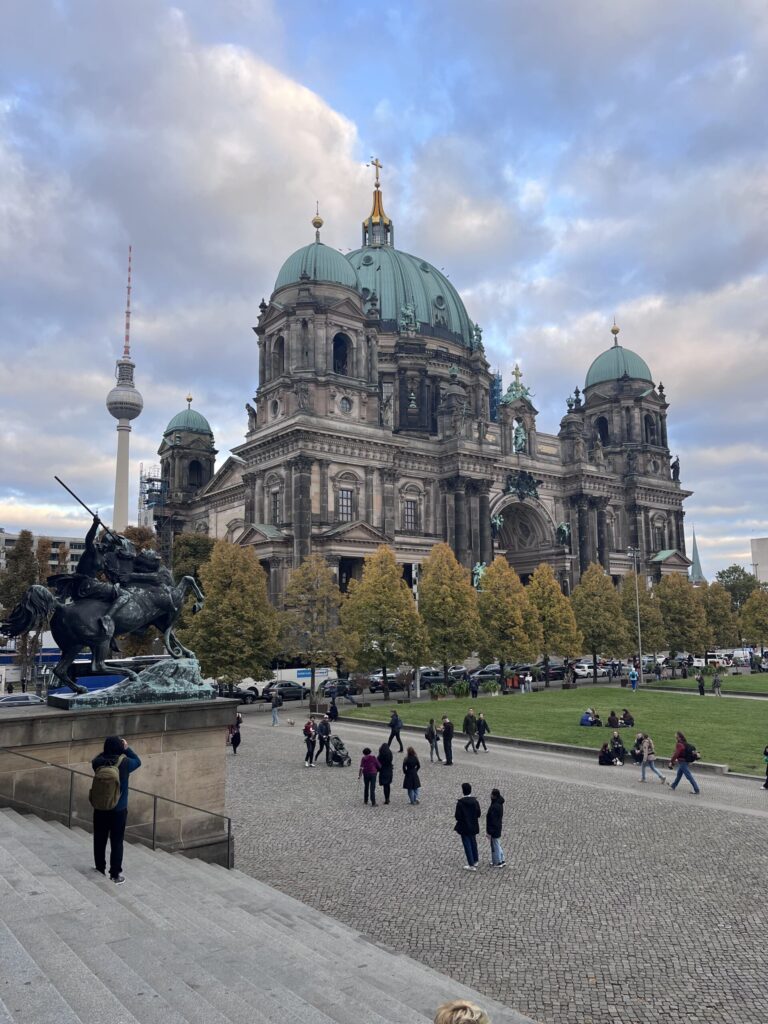 大聖堂とテレビ塔が見える景色