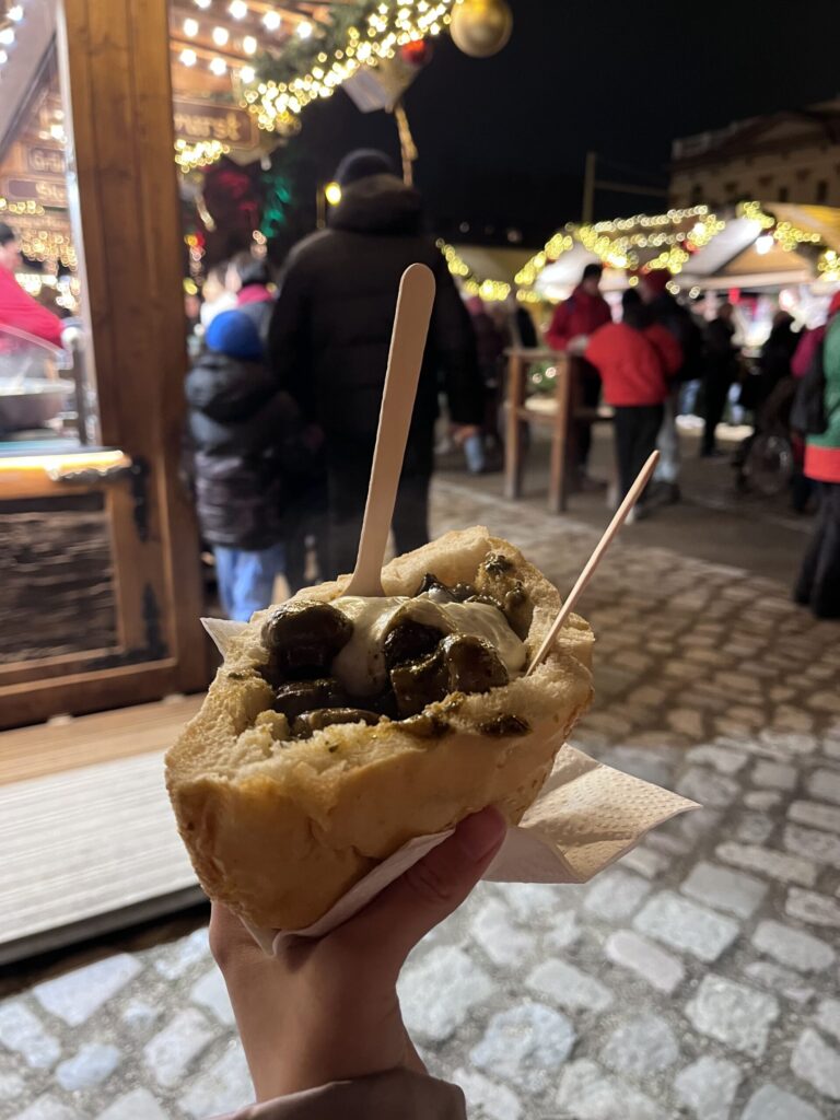 クリスマスマーケットの屋台で購入したChampignon Pfanne