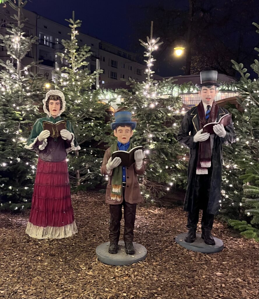 3人が歌っているオブジェ