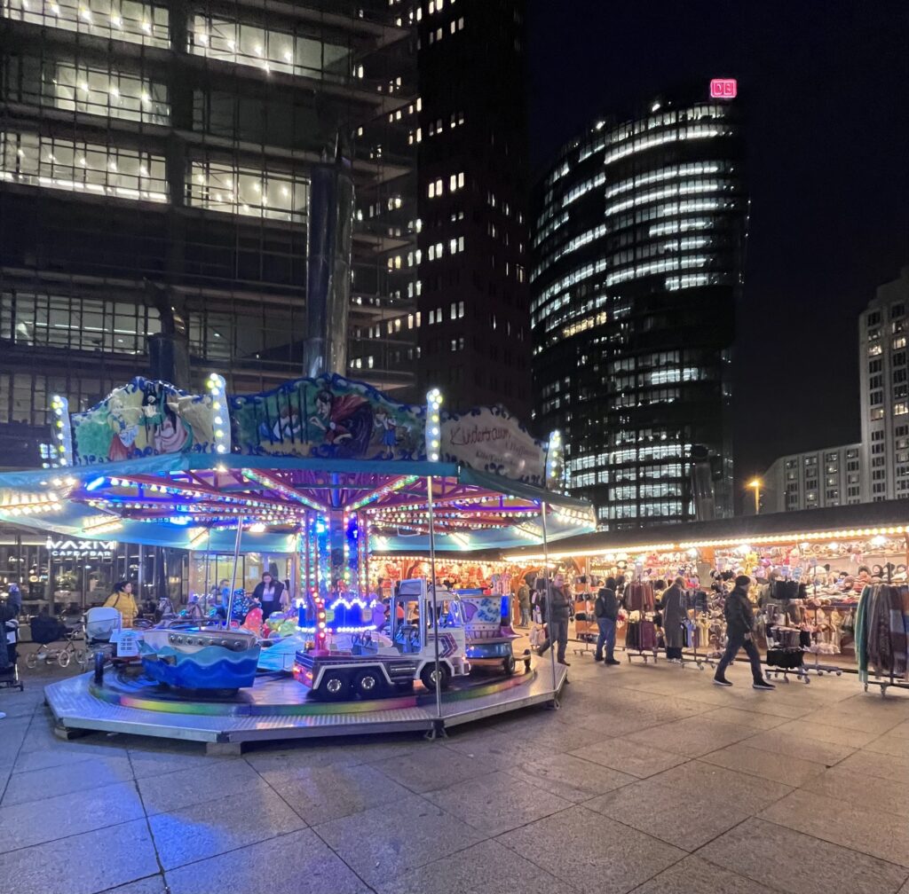 クリスマスマーケットのメリーゴーランド