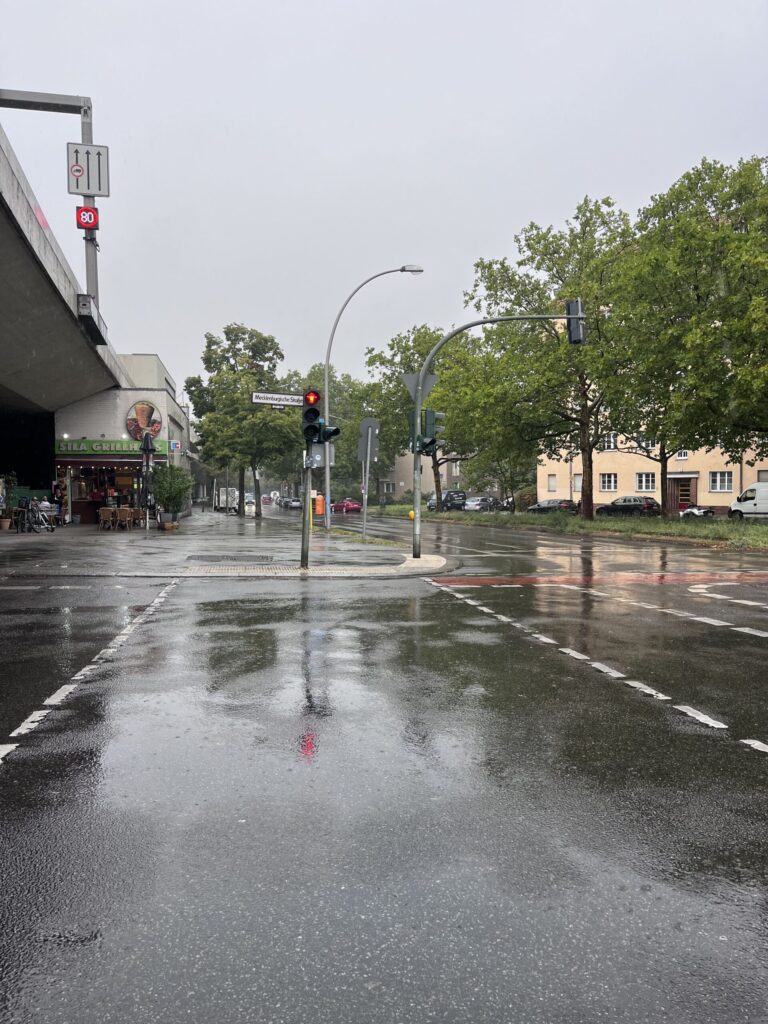 雨が降る街並みの様子