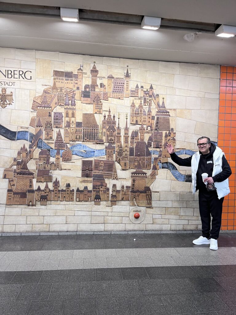 ニュルンベルク駅構内のマップとおじさん