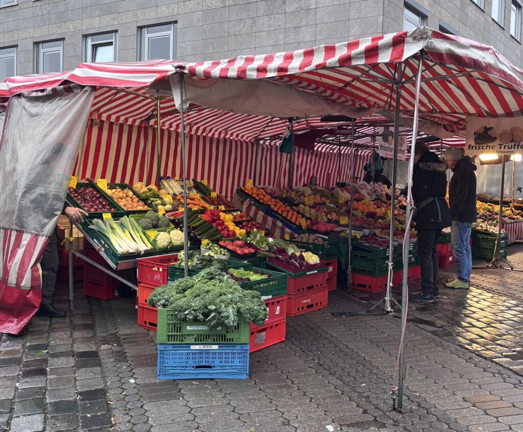 朝市の野菜売り場の様子