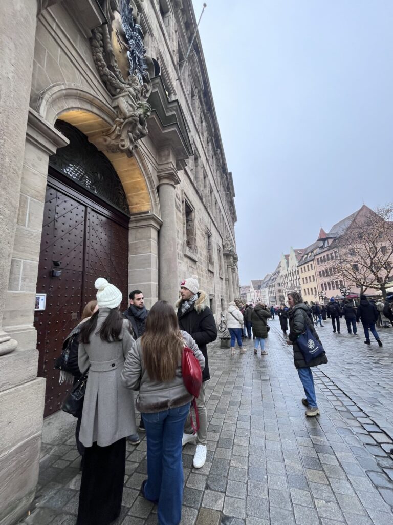 市庁舎前で待ち合わせしている様子