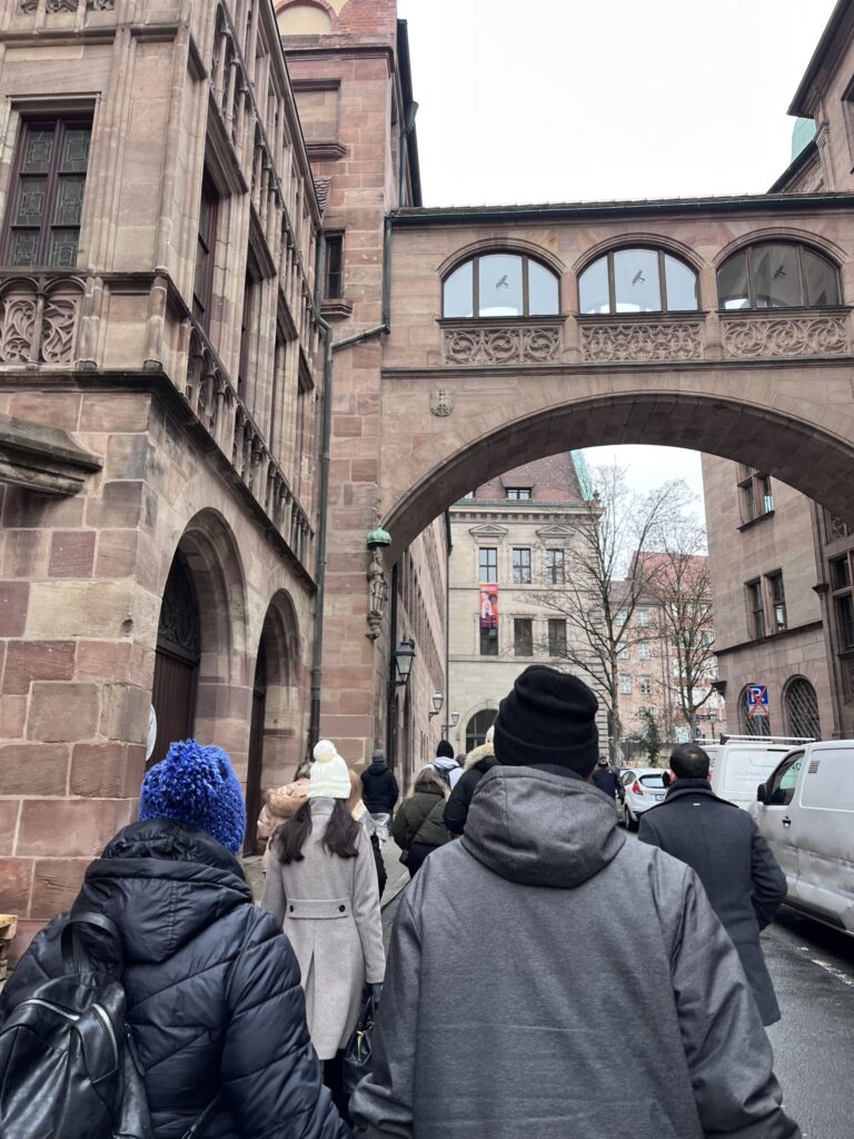 市庁舎から地下牢へ移動する様子