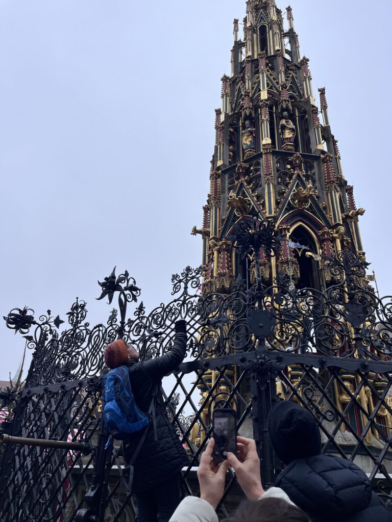 美しの泉で金色の輪を回す人の様子