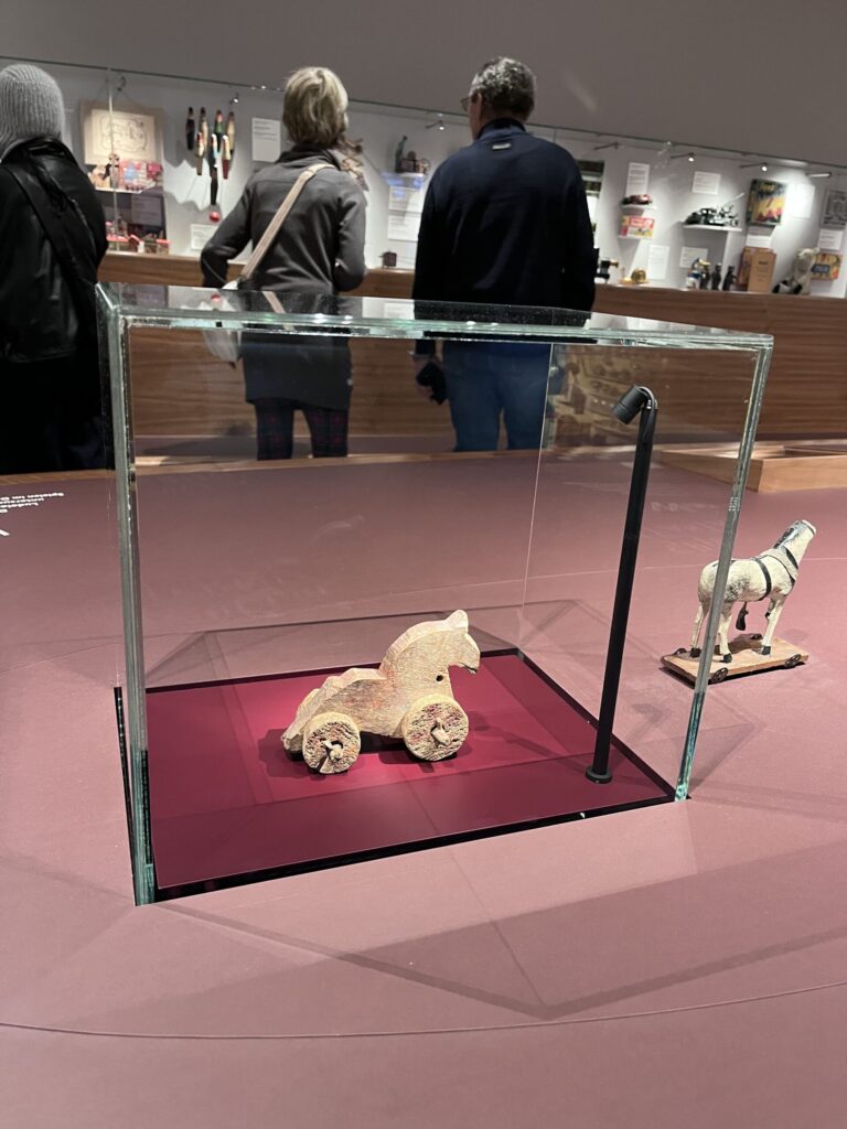 おもちゃ博物館の展示、木馬