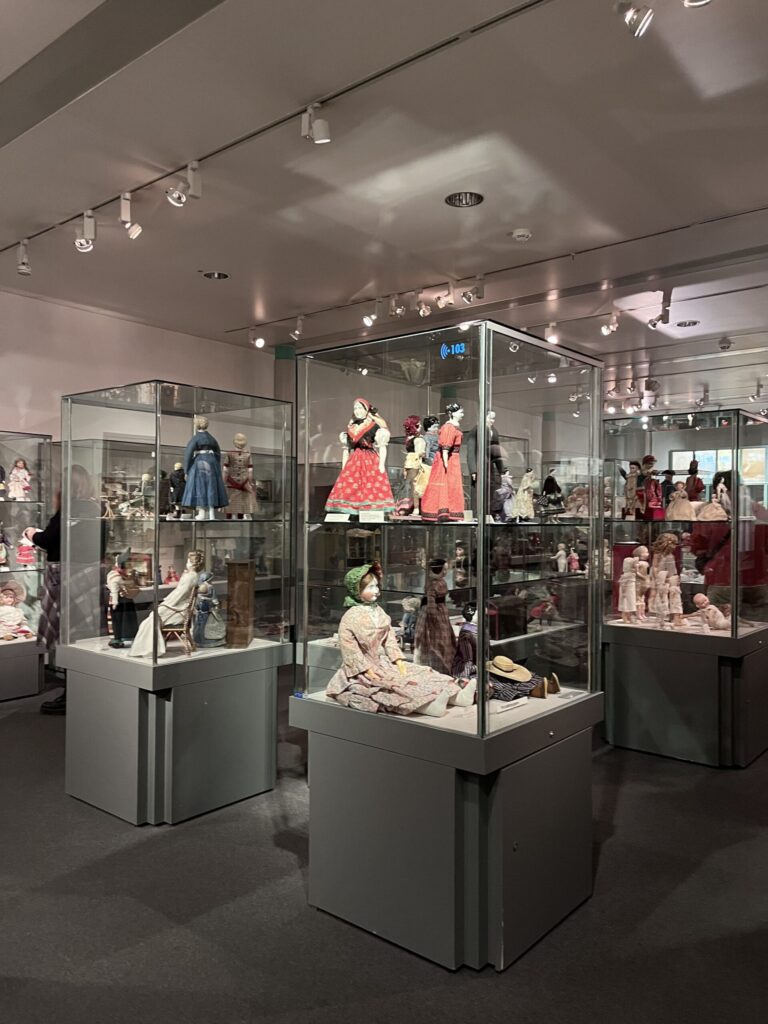 おもちゃ博物館の展示、人形