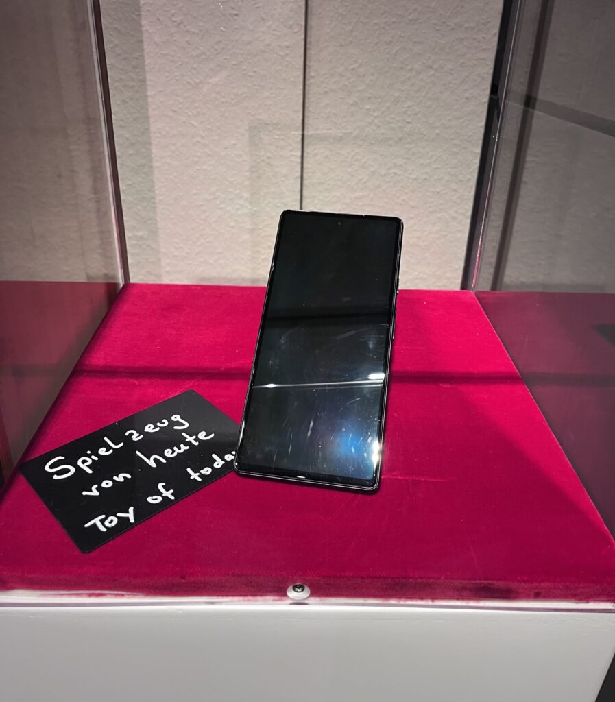 おもちゃ博物館の展示、スマホ一台の画像