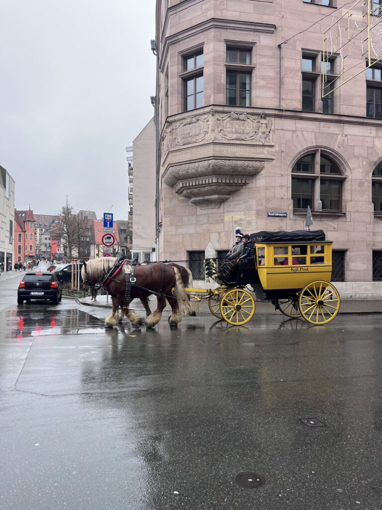 街中を歩く馬車の画像