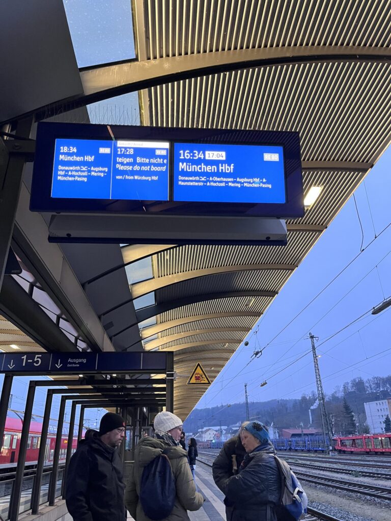 駅の電光掲示板の画像