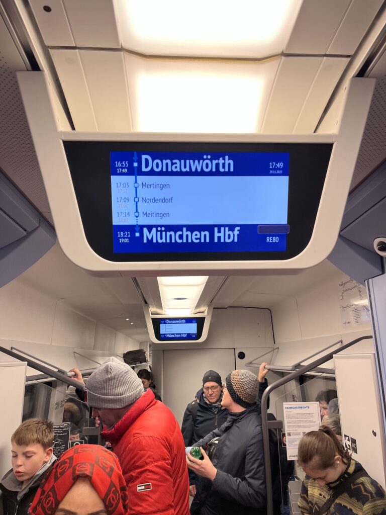 電車内の電光掲示板の画像