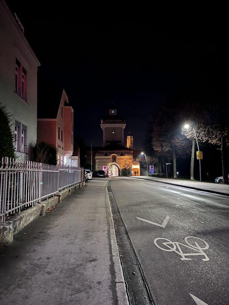 道路と門の入り口の画像