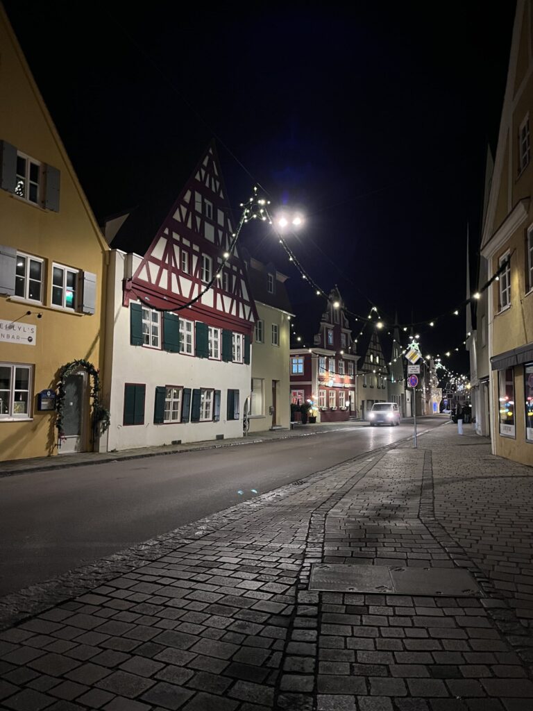 クリスマスの飾りが施された街並み