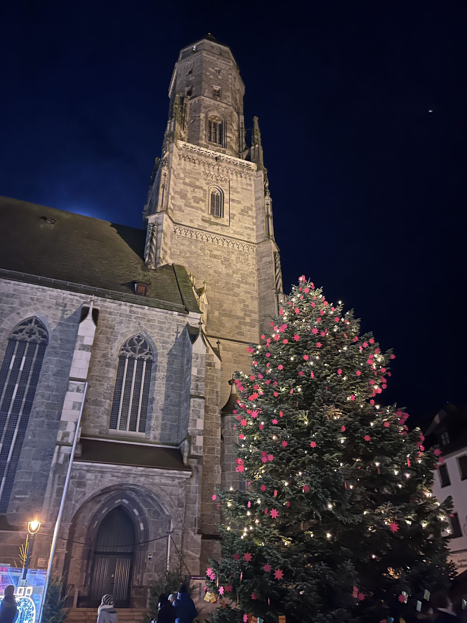クリスマスツリーと教会の画像
