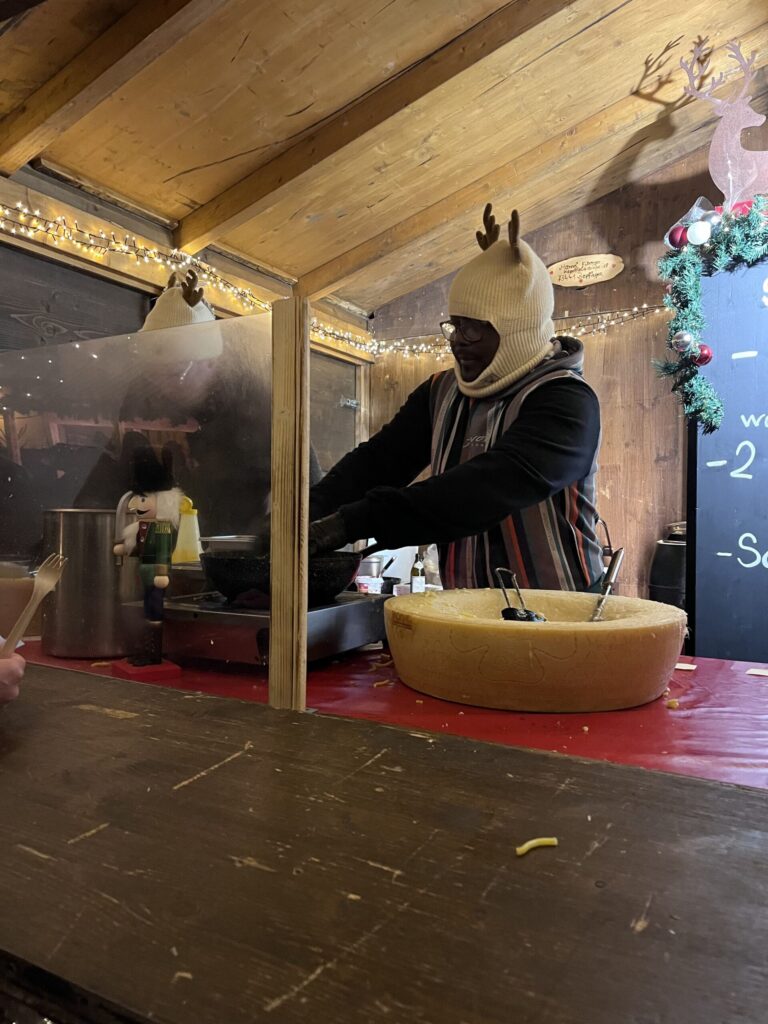 料理をする男性の画像