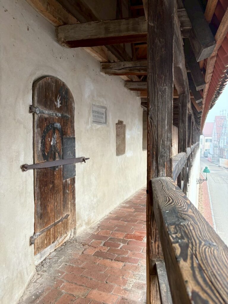 城壁上の歩道、中世風のドア