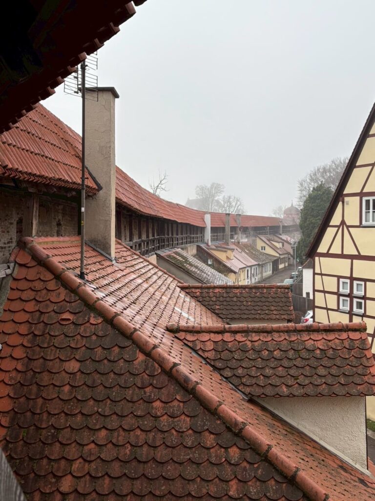 城壁上の歩道に掛かる屋根