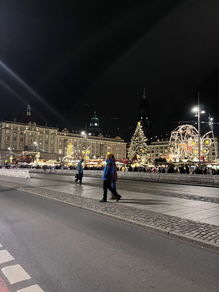 道路越しに見たクリスマスマーケット