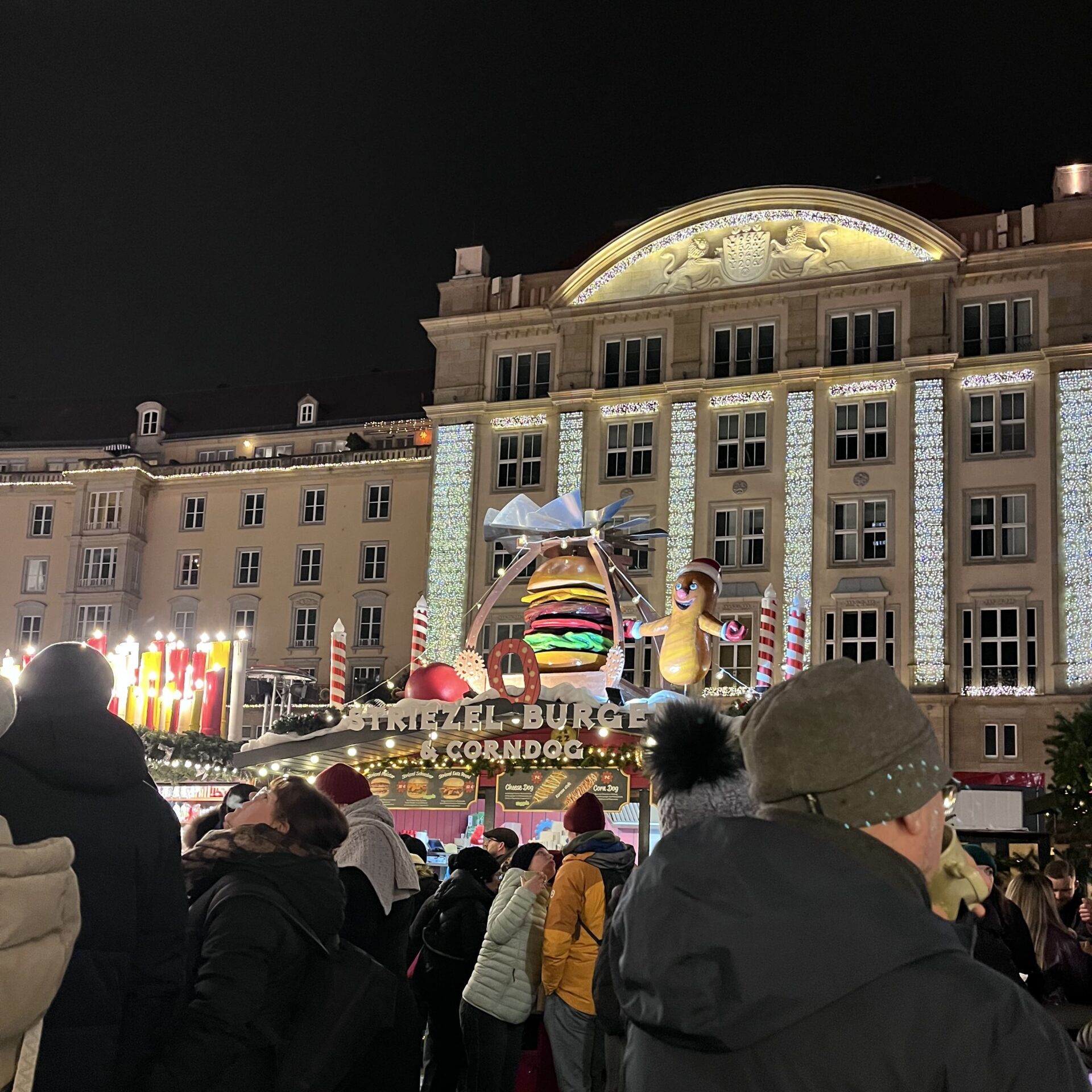 建物とクリスマスマーケットの屋台の装飾