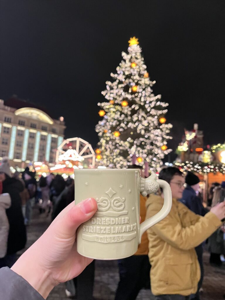 クリスマスツリーとマグカップ