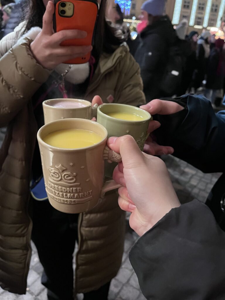 マグカップ３つで乾杯している様子