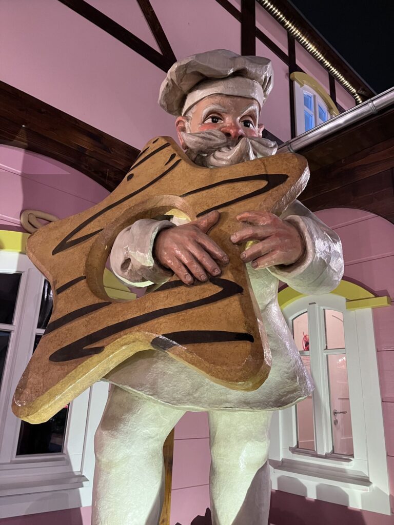 クリスマスマーケットの装飾、クッキーを持つシェフの人形