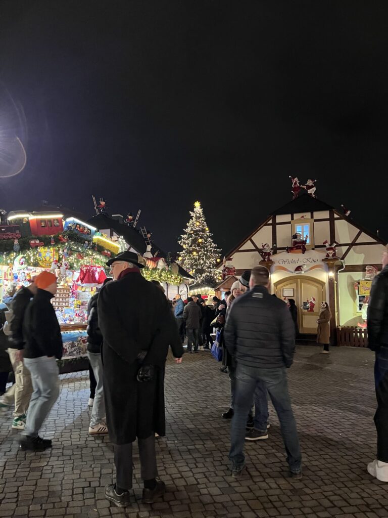 クリスマスツリーとクリスマスマーケットの装飾