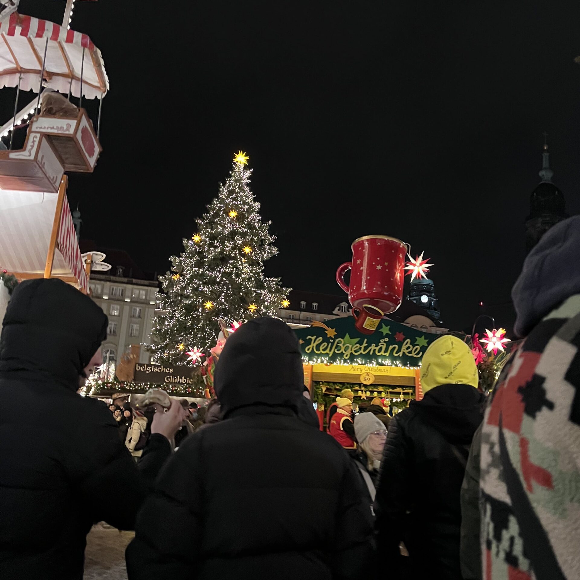 クリスマスツリーとクリスマスマーケットの屋台