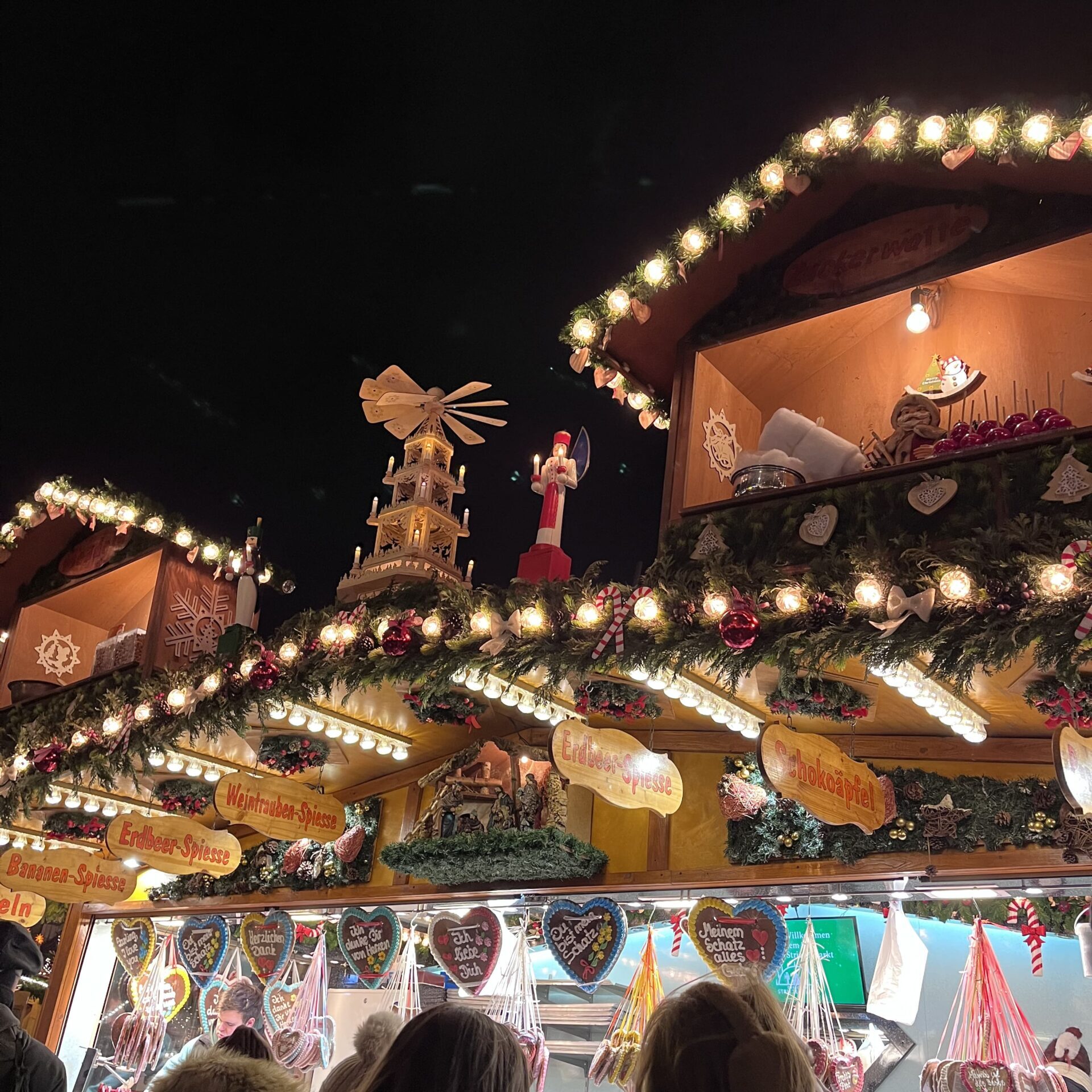 クリスマスマーケットの屋台の装飾