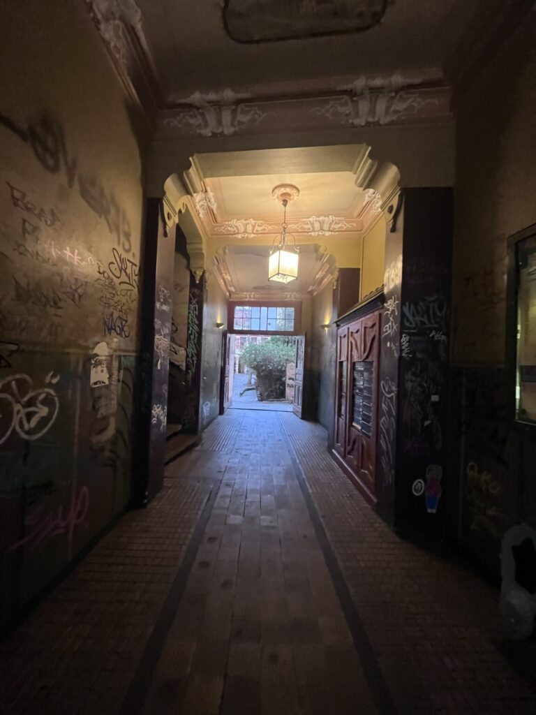 中庭へ抜けるトンネル