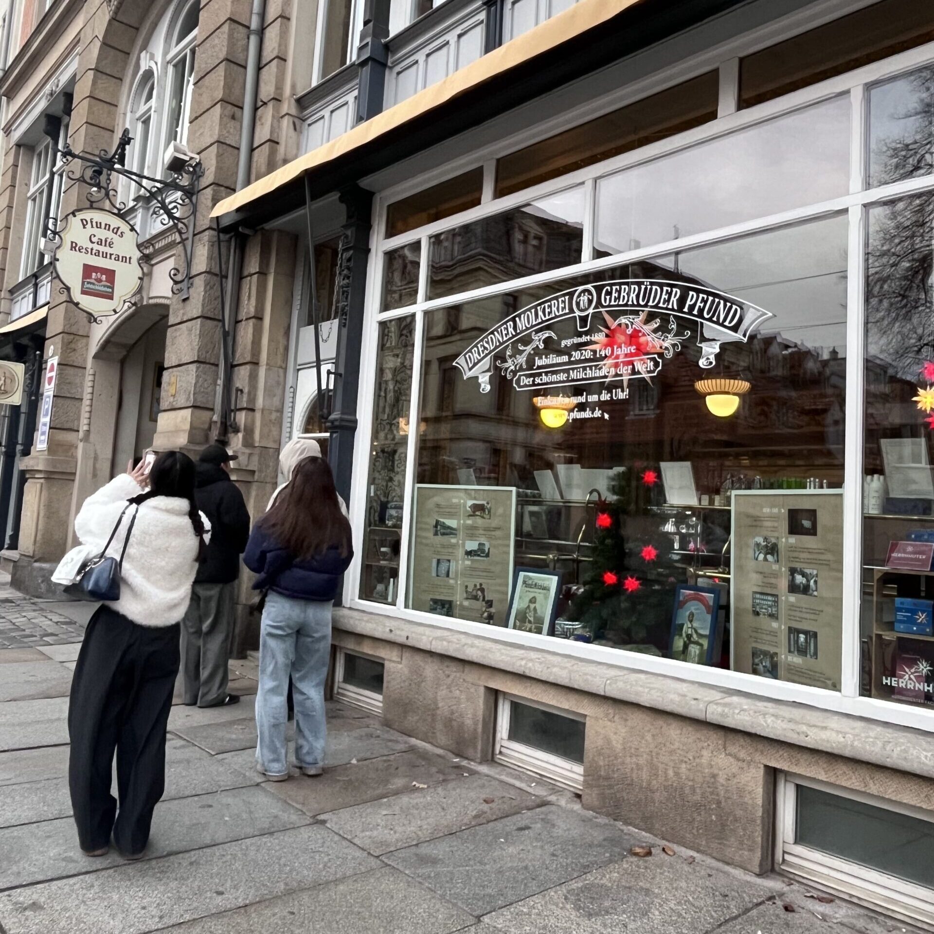 お店のショーウィンドウ