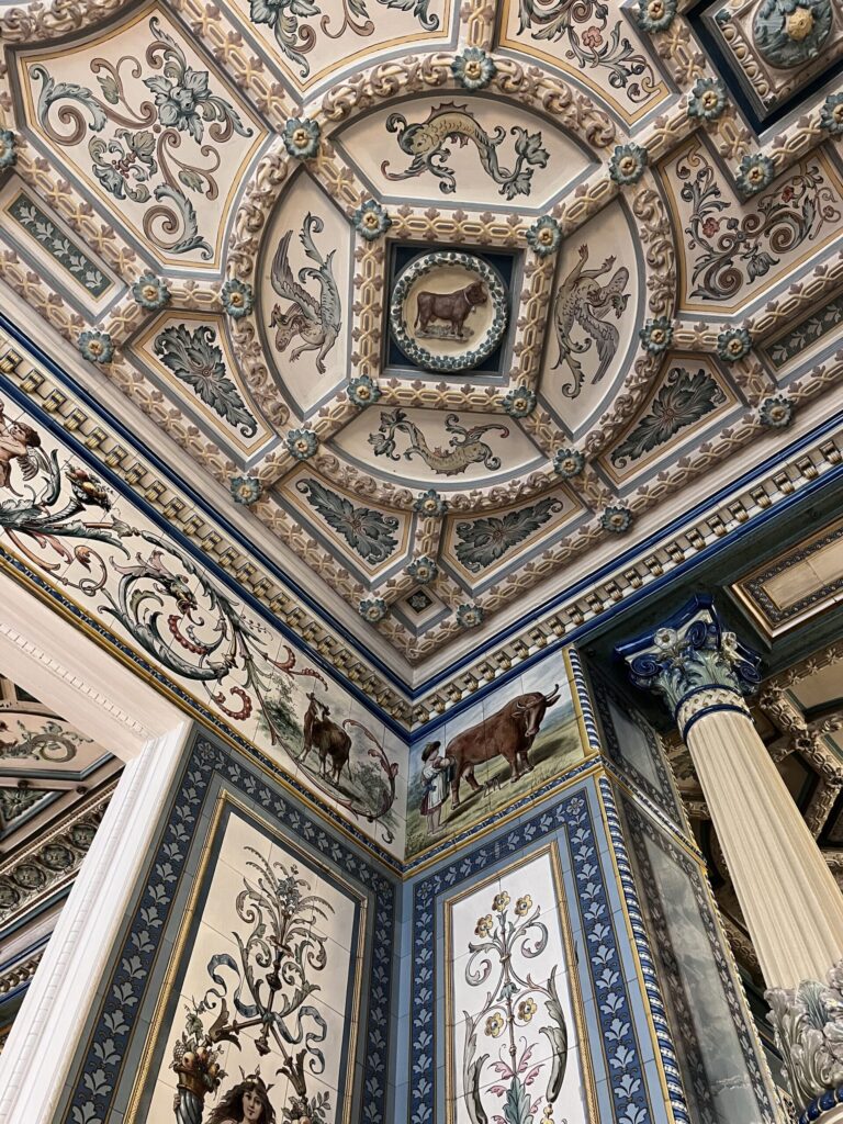 豪華な店内の装飾