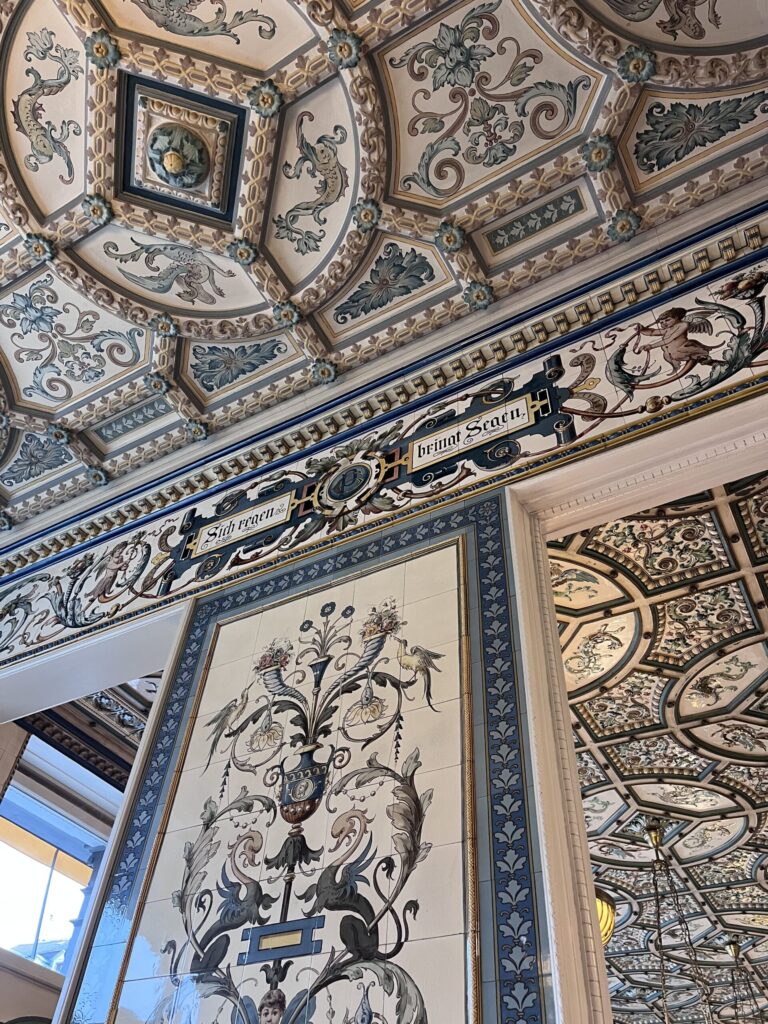 豪華な店内の装飾