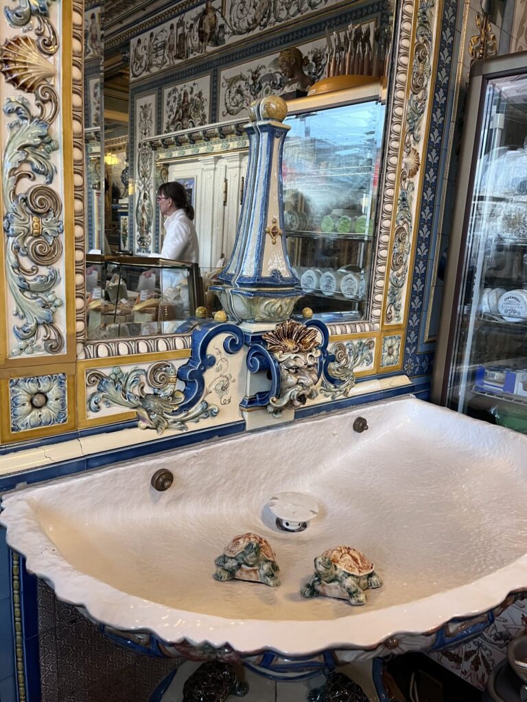 装飾された洗面台