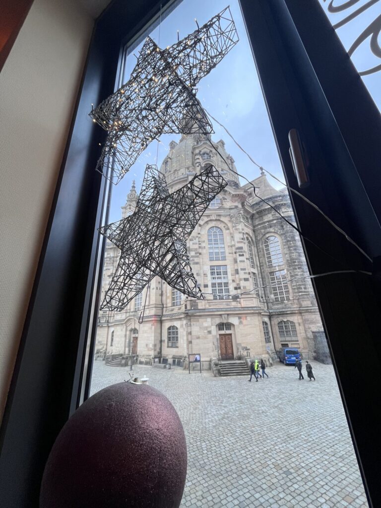 窓越しに見る教会