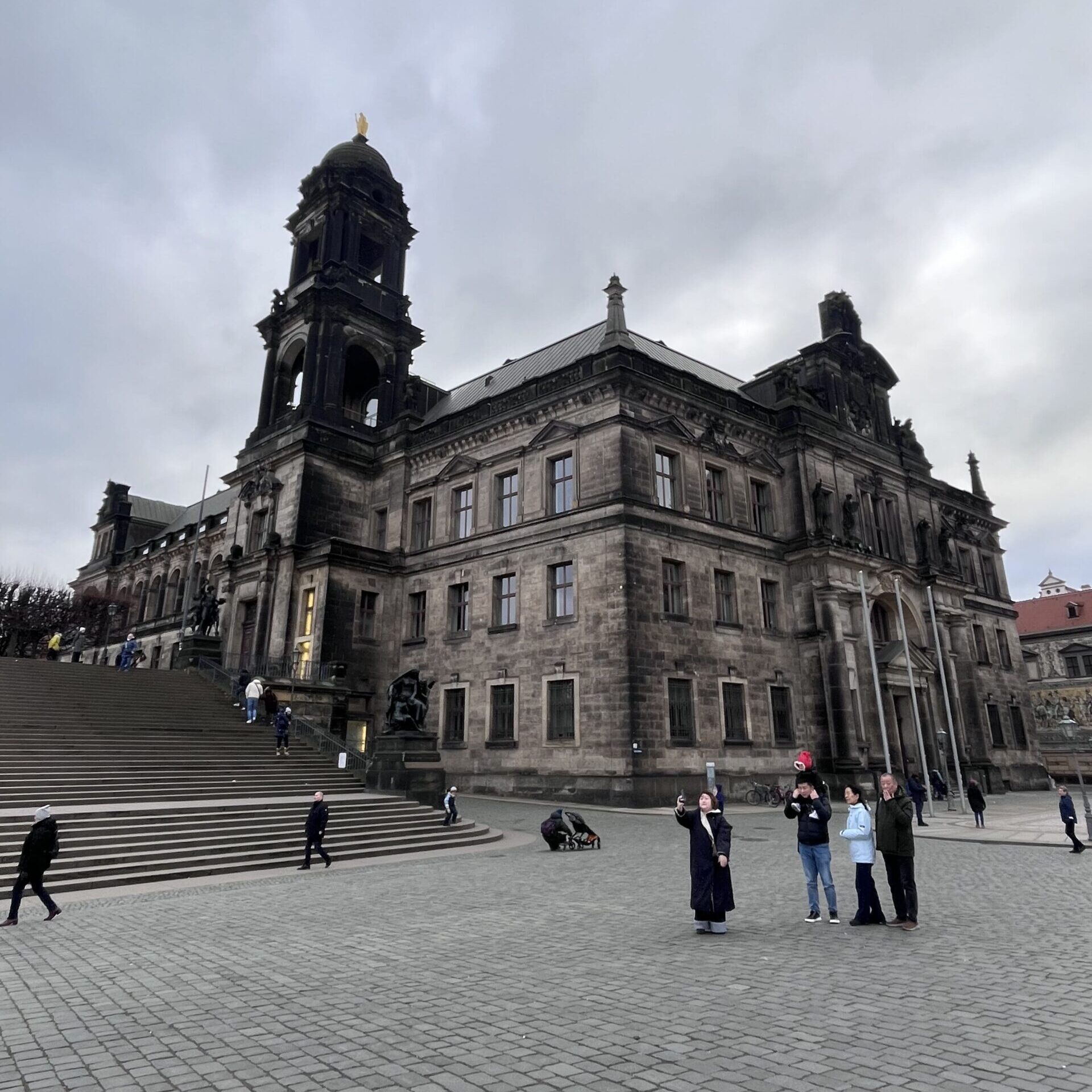 中世風の建物と広場