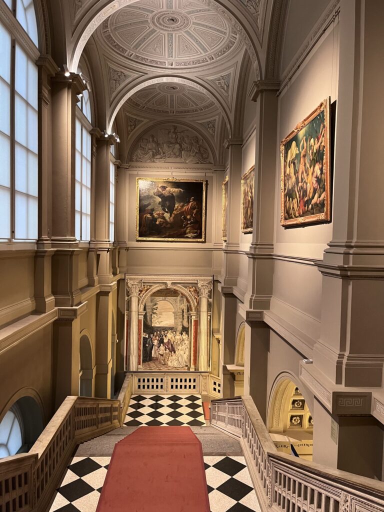 美術館内の階段