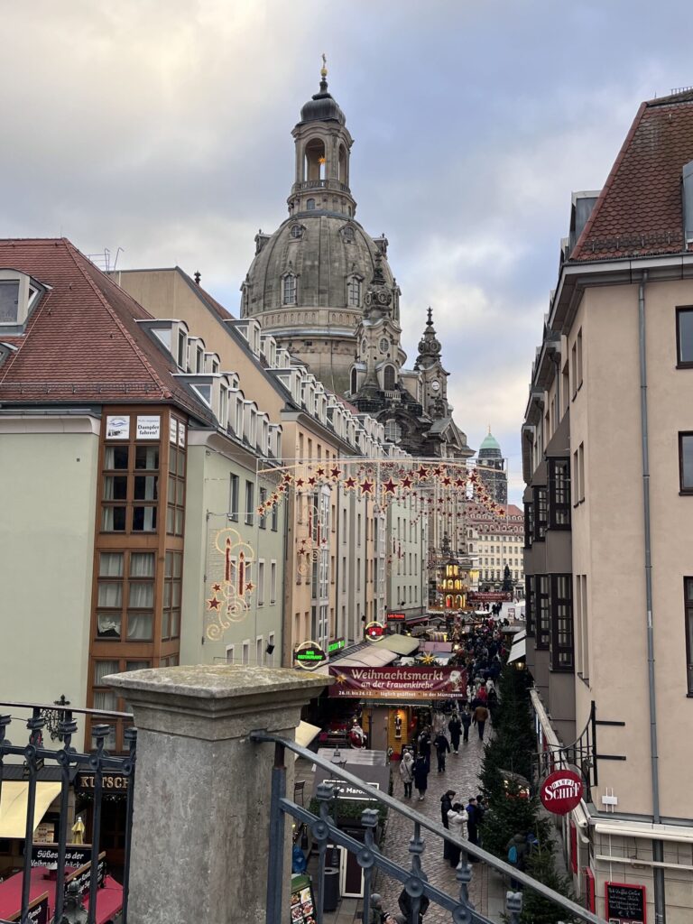 テラスから見下ろした通り