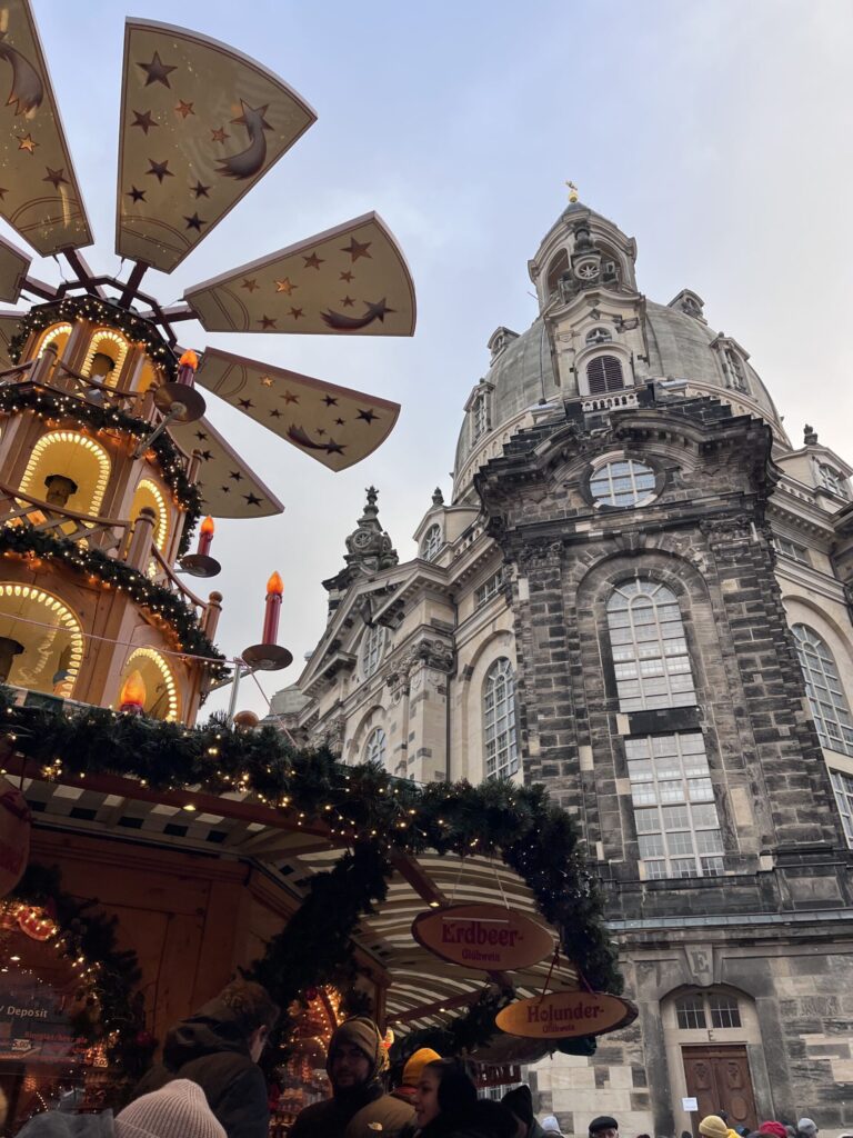 教会とクリスマスマーケットの装飾