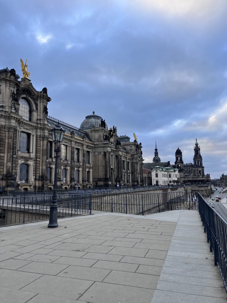テラスから見た中世風の建物