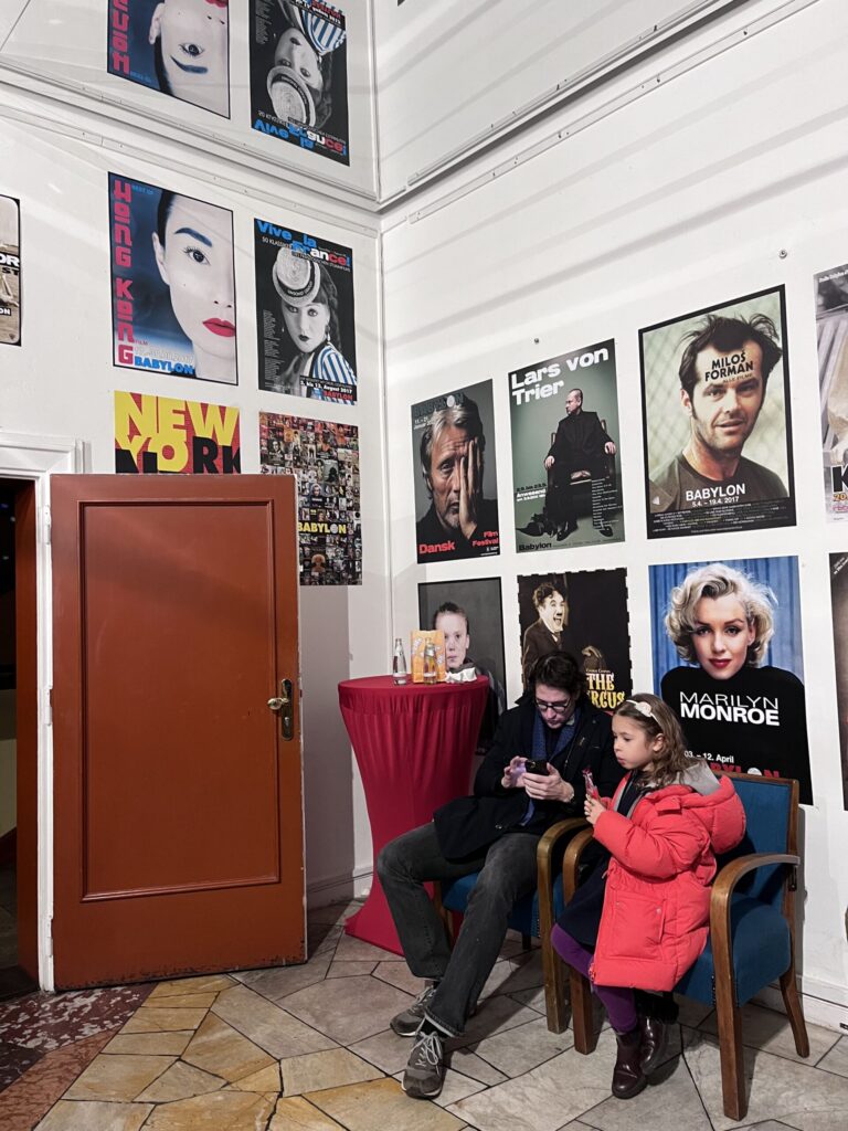 ポスターが飾られた部屋