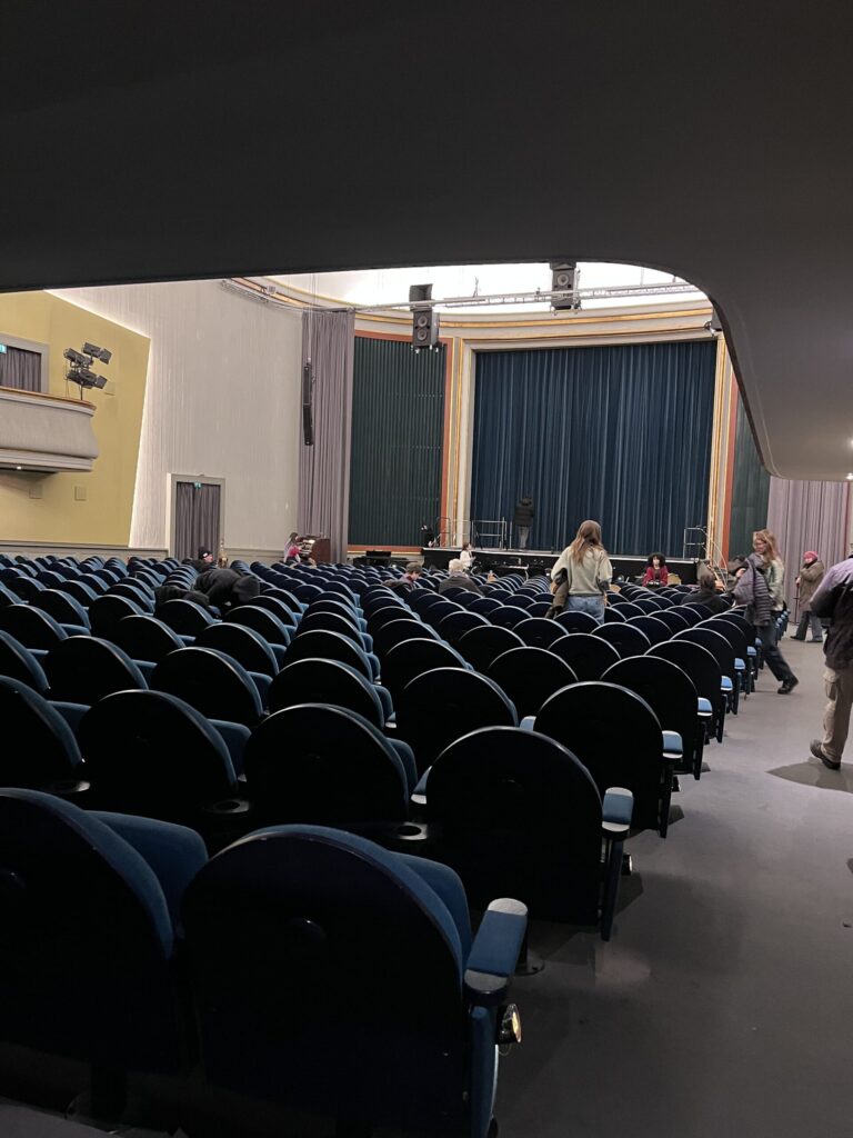 席が並ぶ映画館の内観