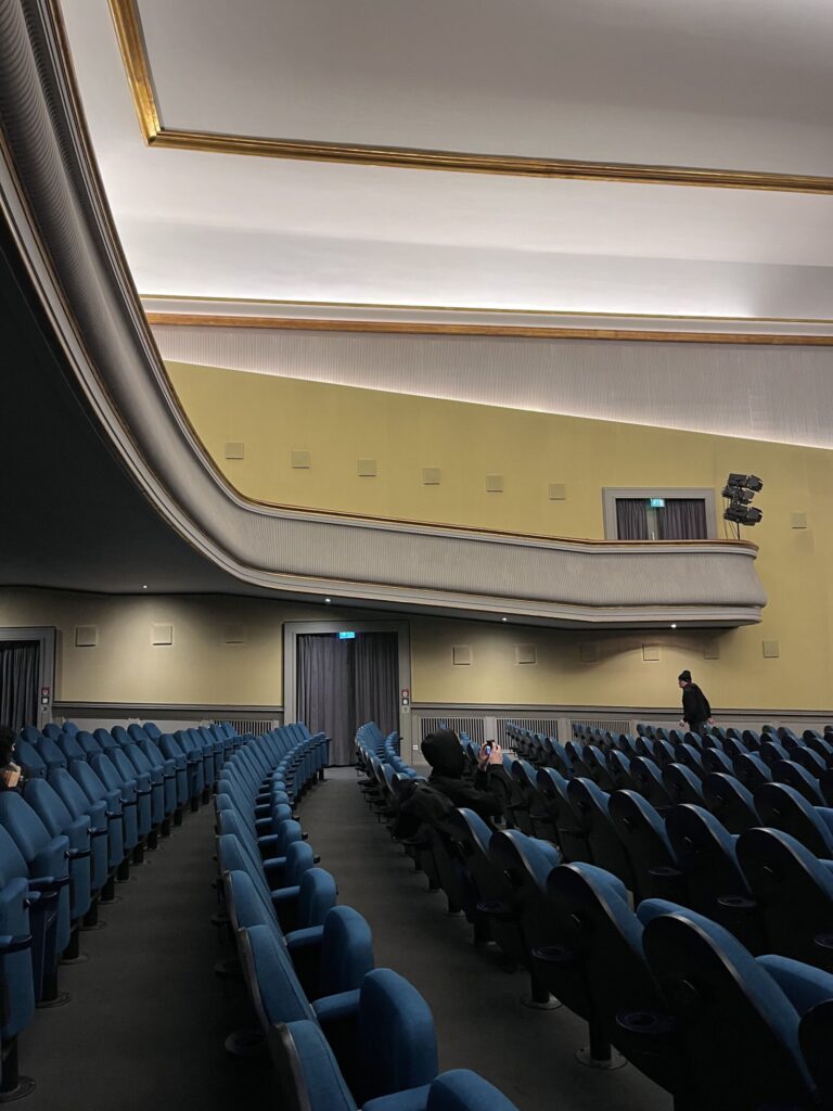 席が並ぶ映画館の内観