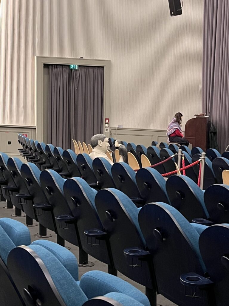 席が並ぶ映画館の内観