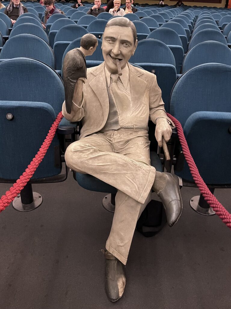 席に座る男性の像